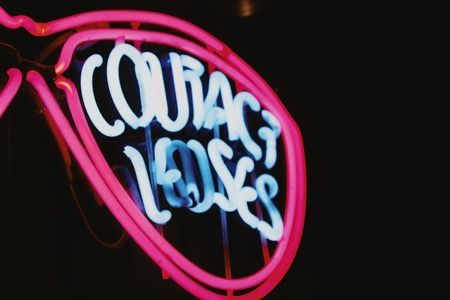 Neon glasses sign with contact lenses wording in it
